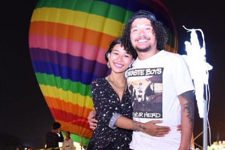 Pemain bass band Navicula Indra Made dan sang kekasih, Afiriana Dewi. Mereka mengalami kecelakaan lalu lintas di Gianyar yang mengakibatkan Afi meninggal dunia.