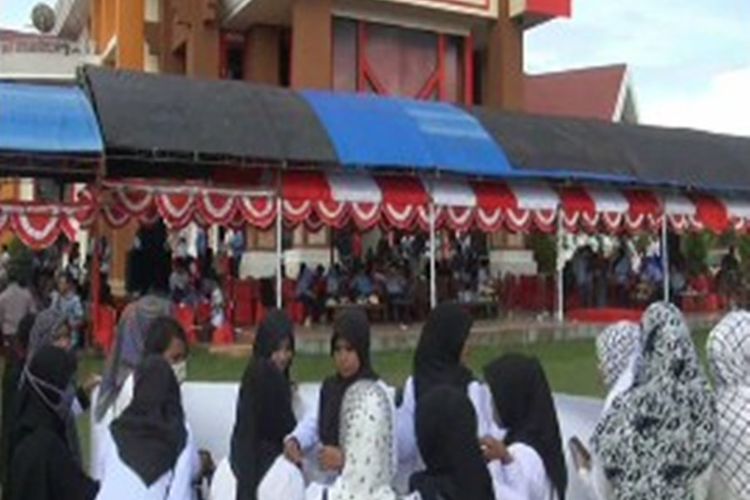 Puluhan guru honor di Mamuju Utara, Sulawesi Barat mengelar unjuk rasa di Kantor Bupati Matra usai upacara HUT Guru, Sabtu (25/11/2017). Guru honorer tersebut mengaku tak mampu bayar biaya kontarakan dan menutupi biaya hidup sehari-hari dengan gaji Rp. 150.000 per bulan.