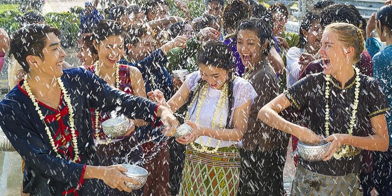 Festival Songkran di Bangkok, Thailand. Acara ini diselenggarakan tiap tahun pada 13-15 April.