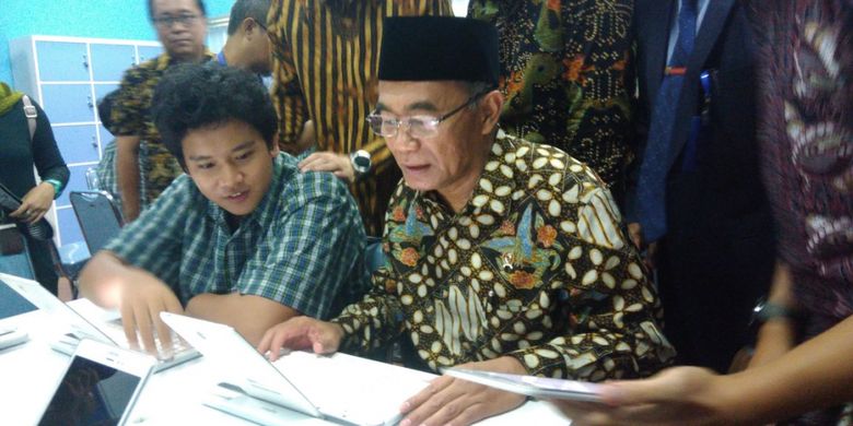 Menteri Pendidikan dan Kebudayaan Muhadjir Effendy saat meninjau Samsung Smart Learning Class di SMA Pangudi Luhur Jakarta, Selasa (20/3/2018)