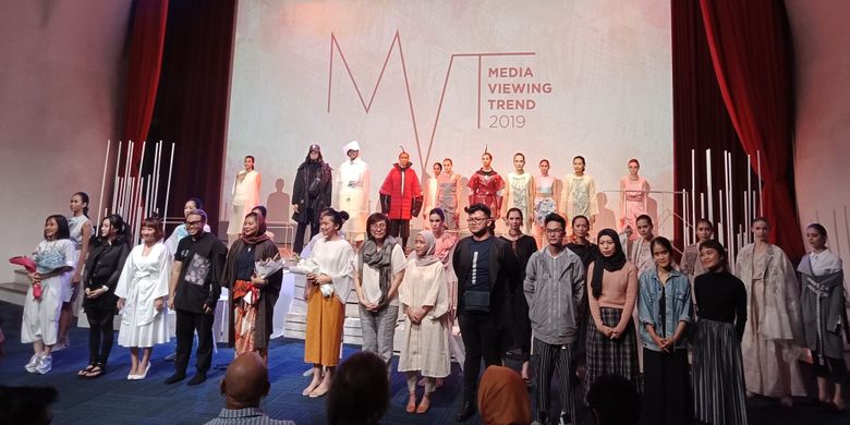 Indonesian Fashion Chamber mengadakan media viewing trend 2018 di Ice Palace, Lotte Shopping Avenue, Jakarta Selatan, Senin (26/3/2018). Sejumlah desainer tanah air mempertunjukkan karyanya dari lintas kategori, yaitu avant garde, urban, muslim, dan evening wear.