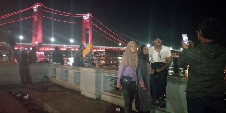 Menikmati keindahan Jembatan Ampera di pelataran Benteng Kuto Besak (BKB), Palembang, Sumatera Selatan, Jumat (25/1/2019).