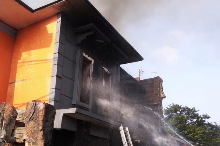 Kebakaran hanguskan rumah dua lantai dan akibatkan pemilik rumah alami luka bakar, di Ciracas, Jakarta Timur, Senin (7/1/2019)