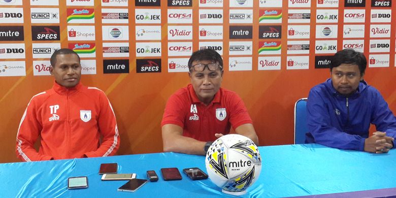 Pelatih kiper Persipura, Alan Haviluddin (tengah) saat konferensi pers di Kantor Arema FC Kota Malang, Rabu (3/7/2019).