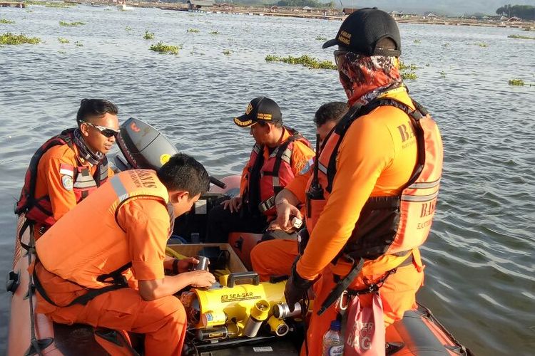 Tim SAR Kantor Bandung tengah mempersiapkan ROV untuk melakukan pencarian enam orang yang hilang di Waduk Cirata, Purwakarta. 