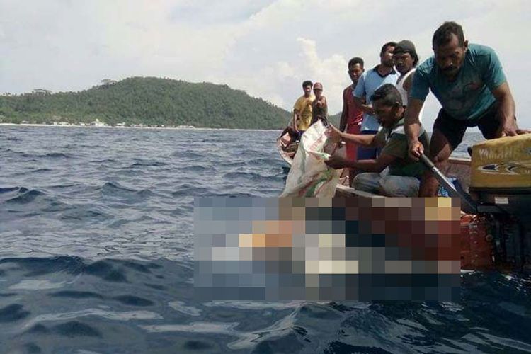 Sesosok mayat bertato di lengan kanan yang ditemukan warga Desa Orimakurunga, Kecamatan Kayoa, Kabupaten Halmahera Selatan, Maluku Utara, Kamis (5/5/2018)
