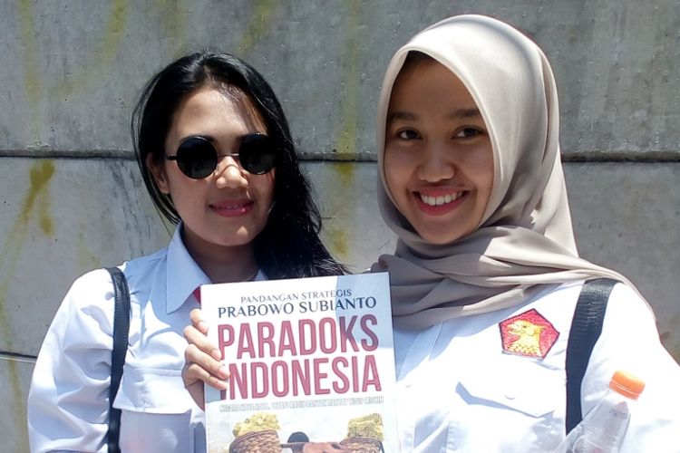 Caleg muda Partai Gerinda Garut menunjukan buku Paradoks Indonesia karya Prabowo Subianto