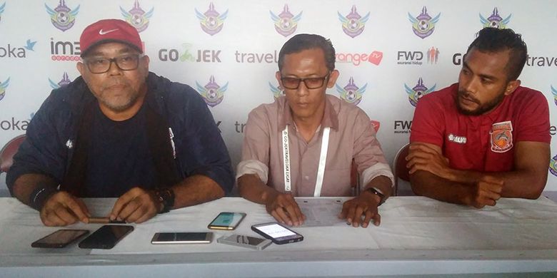 Pelatih Borneo FC Iwan Setiawan (kiri) dan Zulvin Zamrun (kanan), selepas laga kontra Persegres Gresik United.