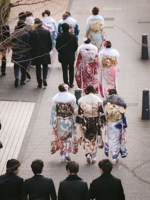 Pemuda pemudi Jepang menuju tempat upacara Seijin Shiki 