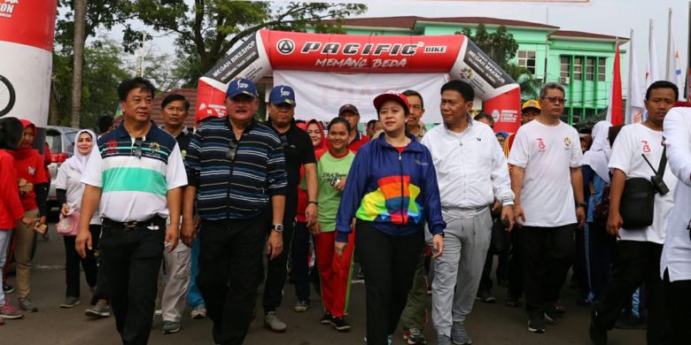 Menko PMK Puan Maharani dan Gubernur Sumatera Selatan Alex Noerdin menyempatkan diri ikut Jalan Sehat Asian Games XVIII 2018 di Palembang, Minggu (12/8/2018). 