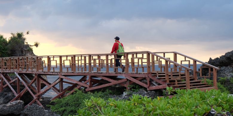 Pengunjung berjalan di jembatan kayu Laguna Weekuri di Kecamatan Kodi, Sumba Barat Daya, Nusa Tenggara Timur, Rabu (15/8/2018).