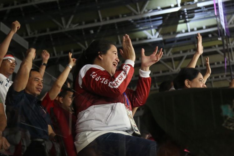 Menteri Koordinator Bidang Pembangunan Manusia dan Kebudayaan (Menko PMK) Puan Maharani memberikan semangat pada tim bulu tangkis beregu putra Indonesia di final Asian Games 2018, Istora Senayan, Rabu (23/8/2018).
 
