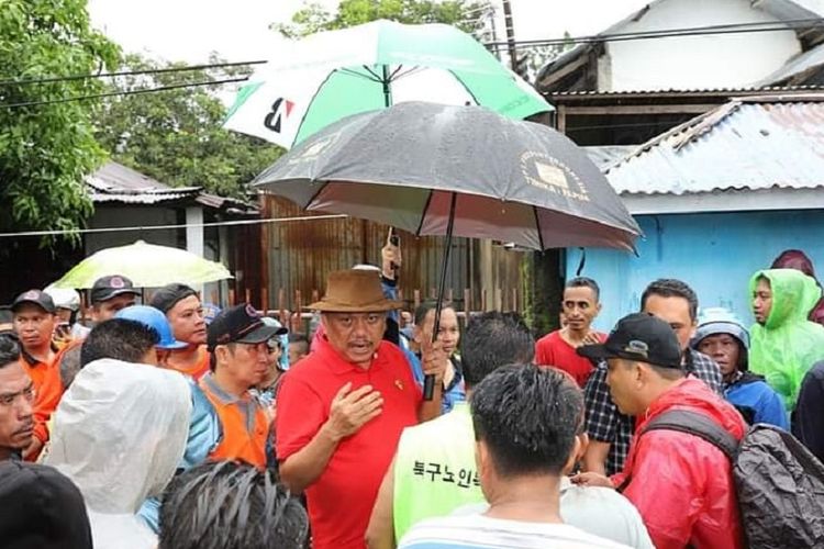 Gubernur Sulawesi Utara Olly Dondokambey meninjau beberapa titik lokasi banjir di Kota Menado, Sulawesi Utara, Jumat (1/2/2019).