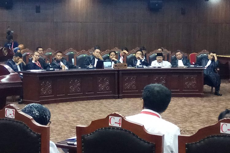 Yusril Ihza Mahendra, kuasa hukum Juru Bicara Hizbut Tahrir Indonesia (HTI) Ismail Yusanto, menghadiri sidang pengujian terhadap Perppu Ormas. Sidang digelar di Mahkamah Konstitusi, Jakarta Pusat, Rabu (6/8/2017).