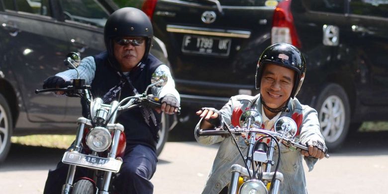 Presiden Joko Widodo dan rombongan bikers saat melakukan touring menggunakan motor chopper miliknya di Sukabumi, Jawa Barat, Minggu (8/4/2018). Di sela perjalanan itu, Jokowi sempat meninjau dua program padat karya yang dikerjakan oleh warga Sukabumi.