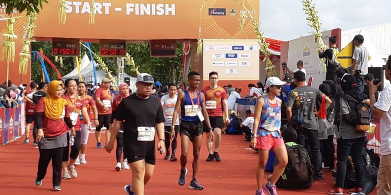 Hamdan Sayuti merupakan pelari nasional pertama yang memasuki garis finish pada kategori Marathon setelah sejumlah pelari dari Kenya. 