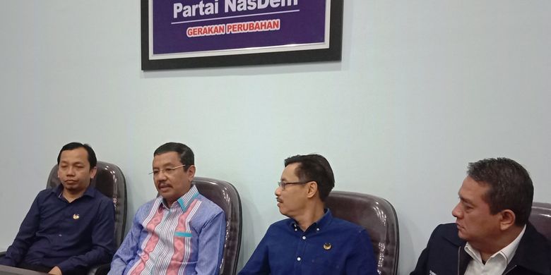 Ketua Dewan Pertimbangan Partai NasDem Sumatera Utara Tengku Erry Nuradi (ketiga dari kiri) dalam konfrensi pers di kantor DPW Partai NasDem Sumut di Jalan Mongonsidi, Medan, Kamis (21/2/2019)