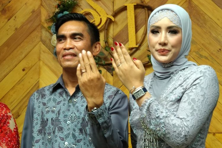 Aktris Shinta Bachir bersama Idham Masse usai prosesi lamaran di kawasan Bambu Apus, Jakarta Timur, Sabtu (8/9/2018). 