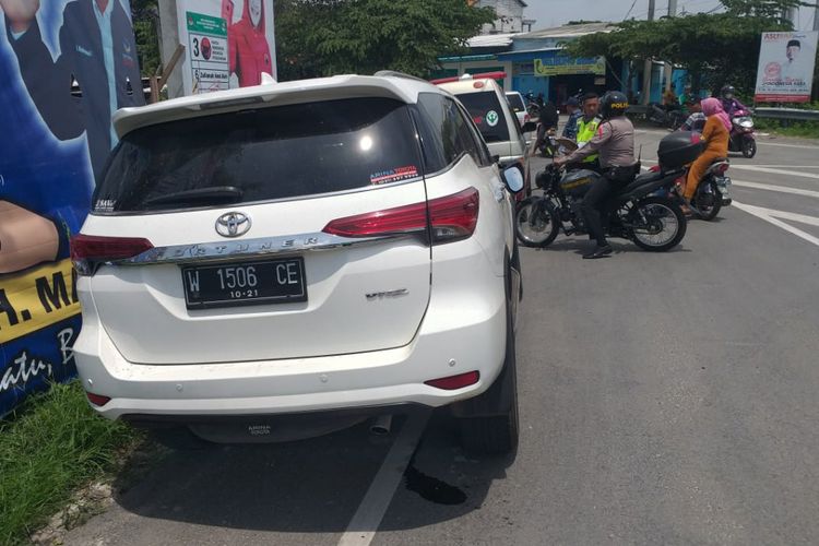 Mobil Toyota Fortuner yang dikemudikan Masud Ashari, usai dievakuasi petugas kepolisian dari jembatan Sembayat.
