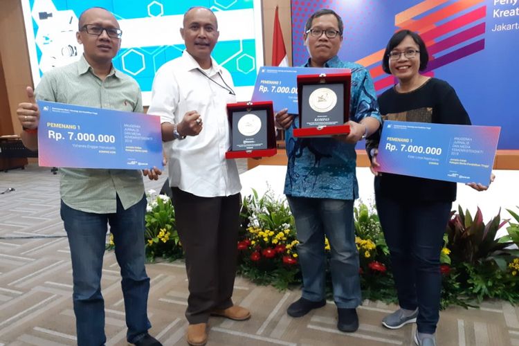 Harian Kompas dan Kompas.com meraih penghargaan dalam ajang Anugerah Jurnalis dan Media 2018 yang diadakan Kemenristekdikti (28/1/2019).
