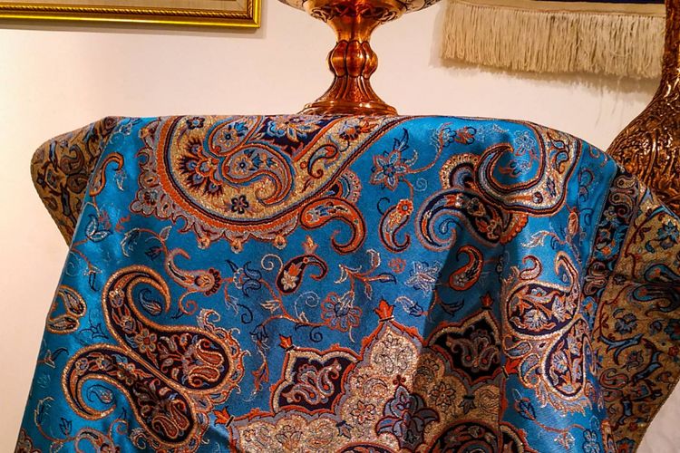 Termeh, kain tenun Persia yang dibuat menggunakan benang wol panjang. Jika diperhatikan secara lebih jeli, termeh ini punya motif mozaik yang amat detail.