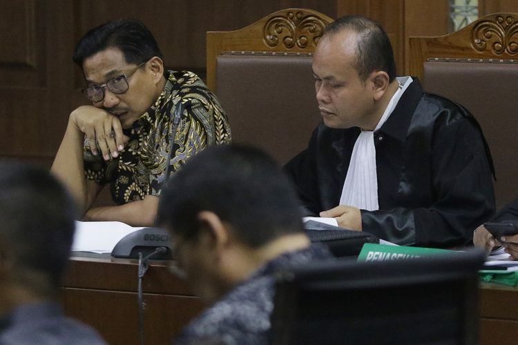 Terdakwa kasus dugaan suap distribusi pupuk Bowo Sidik Pangarso (kiri) mengikuti sidang lanjutan di Pengadilan Tipikor, Jakarta, Rabu (28/8/2019). Sidang tersebut beragenda mendengarkan keterangan empat orang saksi yang dihadirkan Jaksa Penuntut Umum (JPU) KPK. ANTARA FOTO/Reno Esnir/wsj.