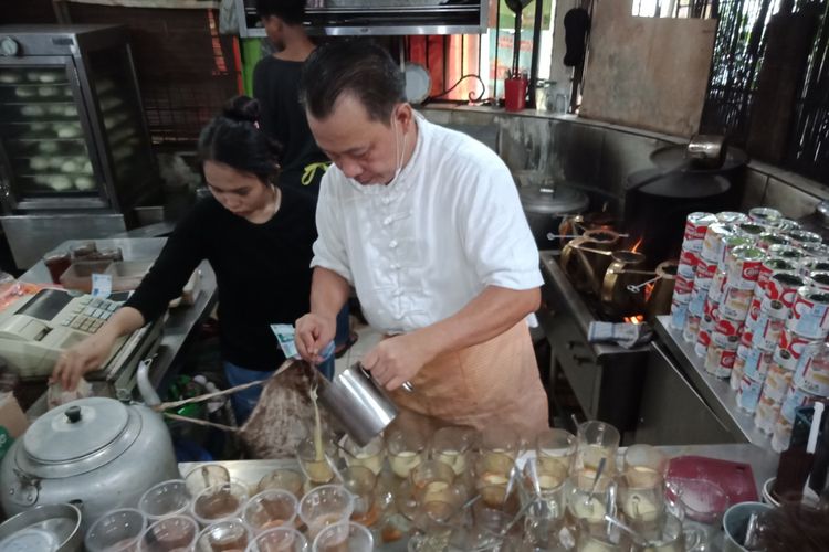 Pemilik Kopi Johny, Johny Poluan saat menyajikan kopi di kedainya di kawasan Kelapa Gading, Jakarta.  