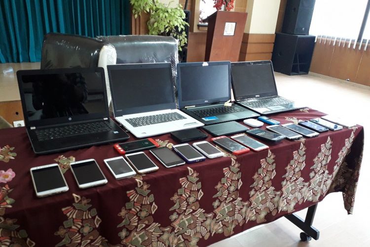 Kantor Imigrasi Klas I Jakarta Utara menyita sejumlah laptop dan handphone dari razia yang digelar di sebuah apartemen di Kelapa Gading, Selasa (15/5/2018).