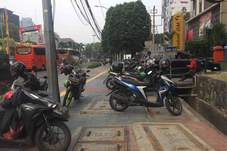 Trotoar Jalan Sunda di Jakarta Pusat, Selasa (10/7/2018) tampak seperti tempat parkir sepeda motor. Para pejalan kaki justru kesulitan melintas di jalan itu. 