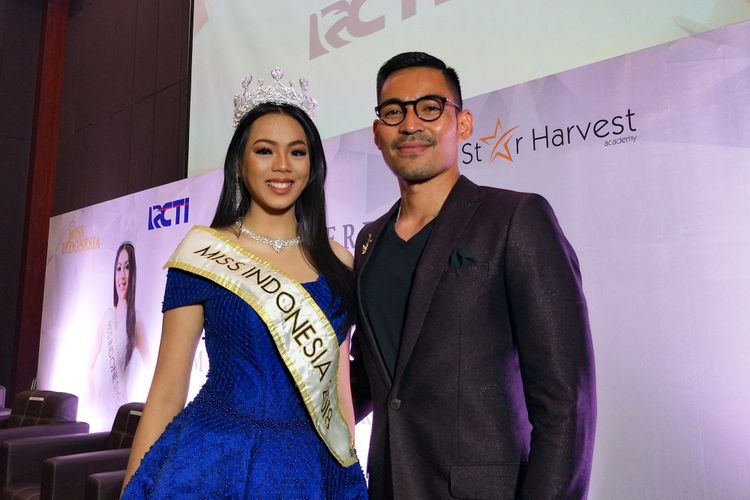 Pembawa acara Robby Purba dan Miss Indonesia 2018 Alya Nurshabrina dalam jumpa pers Miss Indonesia Goes to Miss World 2018 di MNC Studios, Kebon Jeruk, Jakarta Barat, Kamis (1/11/2018).  