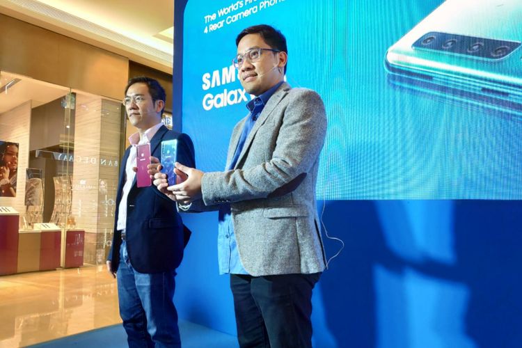 Kiri-kanan: Bernard Ang, IT & Mobile Business Vice President Samsung Electronics Indonesia; Dany Galant, Head of IT Product Marketing Samsung Indonesia di acara peluncuran galaxy A9 di Jakarta, Rabu (21/11/2018).