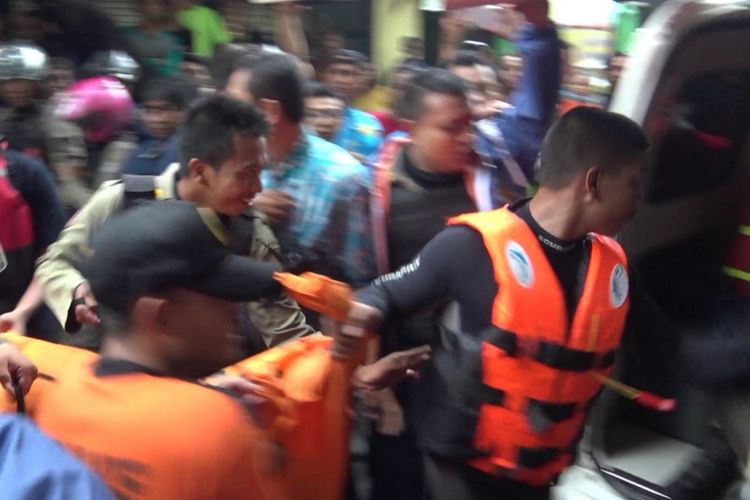 Jasad Nico, korban tenggelam di Sungai Kali Surabaya dievakuasi ke RSU dr Soetomo untuk diotopsi