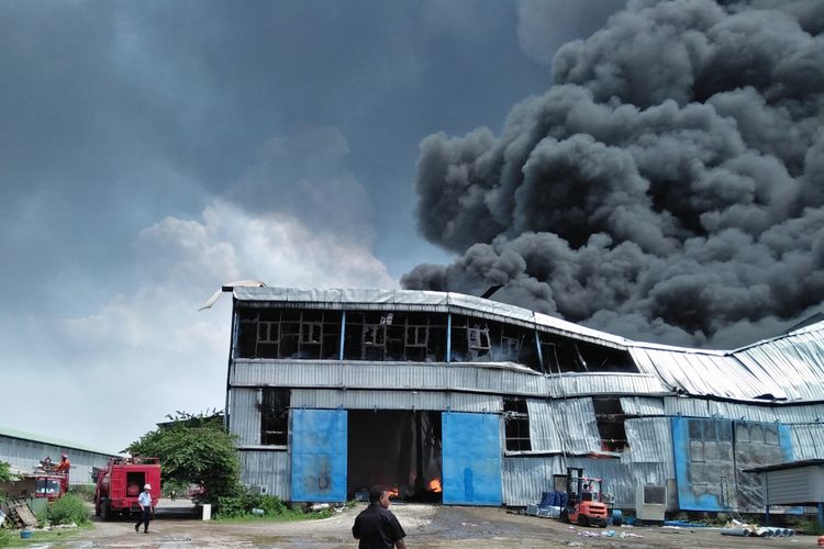 Pabrik peralatan rumah tangga PT Blue Shark di Kawasan Industri Maspion, Manyar, Gresik, terbakar Senin (18/2/2019).