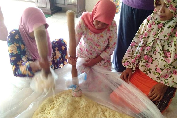 Warga membuat kerupuk puli di Balai Desa saat peringatan Nisfu Syaban di Desa Kendengsidialit, Kecamatan Welahan, Kabupaten Jepara, Jawa Tengah, Minggu (21/4/2019) siang.