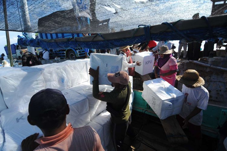 Pekerja memasukkan logistik Pemilu 2019 ke dalam perahu saat akan didistribusikan ke Pulau Gili Genting di Pelabuhan Pagarbatu, Sumenep, Jawa Timur, Rabu (10/4/2019). Delapan dari 4.315 Tempat Pemungutan Suara (TPS) di Kabupaten Sumenep, Jawa Timur, berada di kepulauan.