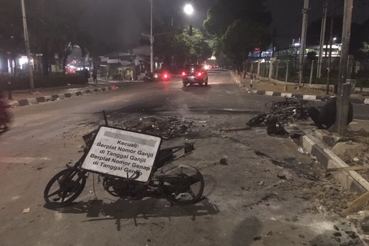 Sejumlah sepeda motor terbakar selama kericuhan demo mahasiswa pada Selasa (24/9/2019) malam, di lampu lalu lintas persimpangan jalan dan rel kereta di Jl Tentara Pelajar, Jakarta Pusat. Gambar diambil pada Rabu (25/9/2019) dini hari.
