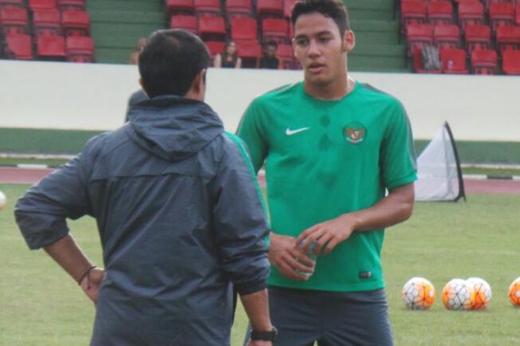 Pemain seleksi timnas U-18, Charalamboss Elias David yang pernah berstatus pencetak gol terbanyak LKG U-14, berbincang dengan pelatih Indra Sjafri saat seleksi di Cijantung, Kamis (6/4/2017).