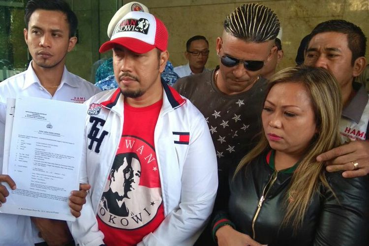 Pesepakbola Cristian Gonzales didampingi istri dan kuasa hukumnya usai membuat laporan di Bareskrim Polri, Jakarta, Jumat (27/4/2018).