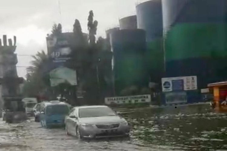 Jalan pusat Kota Bitung tergenang air, Selasa (15/01/2019).