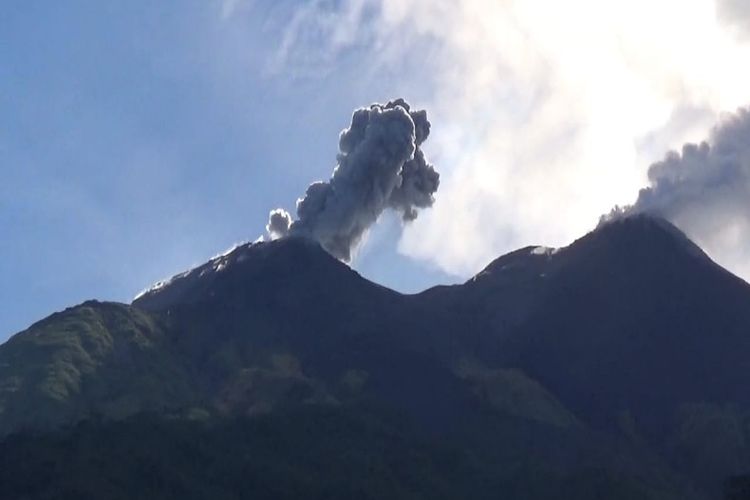 Kepulan asap dari kawah Gunung Karangetang dari sisi utara, Kecamatan Siau Barat, Desember 2018 lalu.