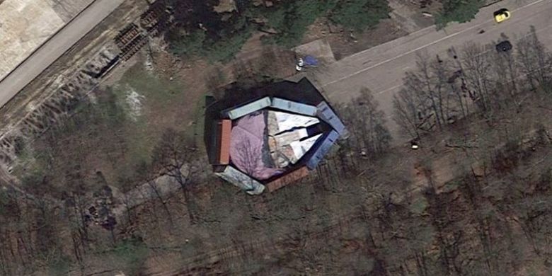 Milenium Falcon, pesawat fiksional dalam serial film Star Wars tertangkap satelit Google Earth saat hendak disembunyikan oleh pihak studio film Longcross di Chertsey, Inggris.