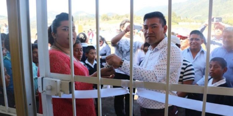 Wali Kota Chichiquila, Alfonso Hernandez Montiel (kanan), ketika dibebaskan dari balai kota. Dia dikurung oleh warga karena dianggap tidak memenuhi janji kampanyenya.