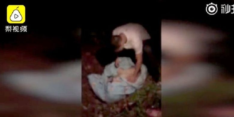 Dalam potongan gambar video memperlihatkan warga membungkus bangkai hewan peliharaan di Chongqing, China. Pria pemilik hewan itu melemparnya dari jendela lantai 21 karena bertengkar dengan istrinya.