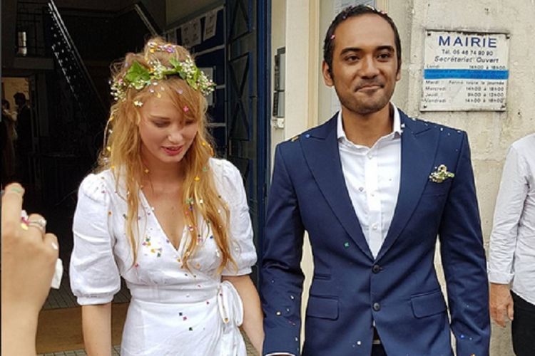 Artis peran Ario Bayu dan Valentine Payen usai meresmikan pernikahan di balai kota Corme-Royal, Perancis, Sabtu (8/7/2017).