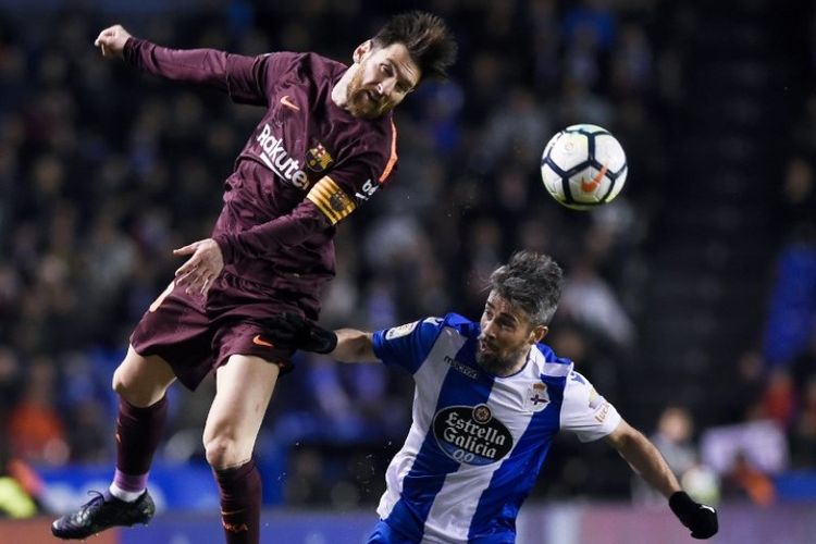 Penyerang Barcelona, Lionel Messi (kiri), menyundul bola dan coba dihalau bek Deportivo La Coruna, Luisinho, dalam pertandingan Liga Spanyol di Stadion Riazor, Coruna, Minggu (29/4/2018).