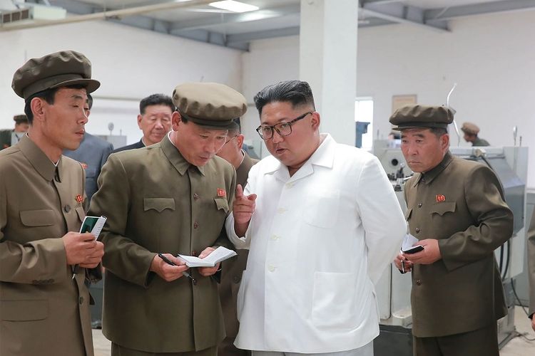 Dalam foto ini terlihat pemimpin Korea Utara Kim Jong Un meninjau pabrik mesin 1 September di kompleks tambang batu bara Ranam, provinsi Hamgyong Utara. 