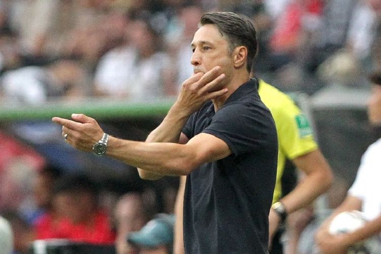 Pelatih Bayern Muenchen, Niko Kovac, memberi instruksi kepada anak-anak asuhnya pada pertandingan Piala Super Jerman melawan Eintracht Frankfurt di Commerzbank Arena, 12 Agustus 2018. 