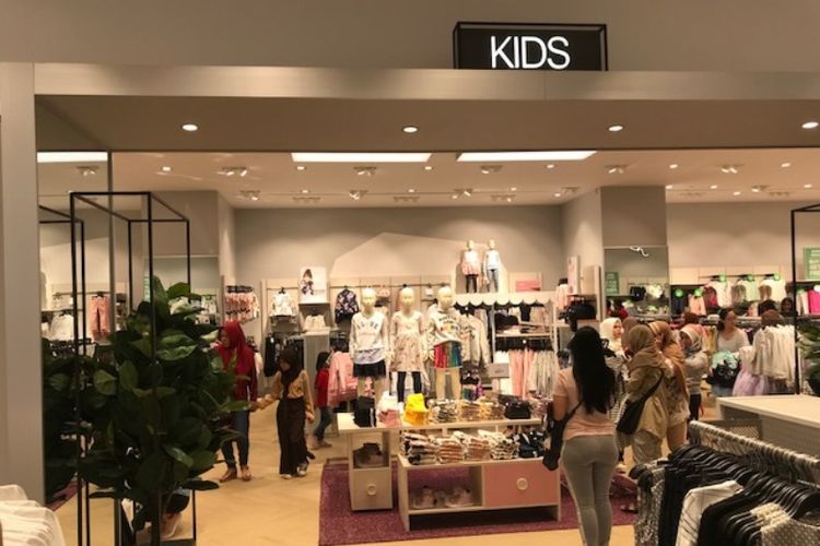 Bagian busana anak-anak di toko H&M mal Grand Galaxy Park Bekasi.