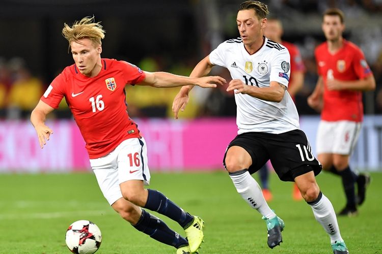 Foto Fans Arsenal Geram Lihat Oezil Tampil Memukau Bersama Jerman