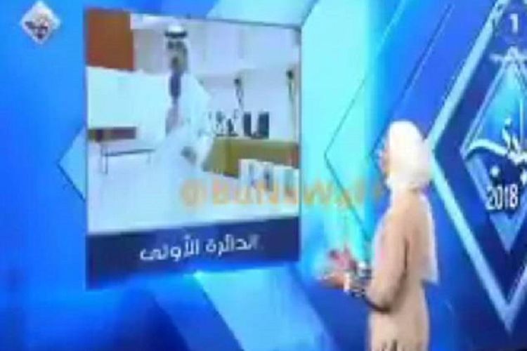 Presenter perempuan di Kuwait ketika berbicara dengan penyiar pria dalam siaran langsung liputan pemilu kota setempat pekan lalu. Akibat bercanda saat siaran langsung, presenter tersebut dihukum.